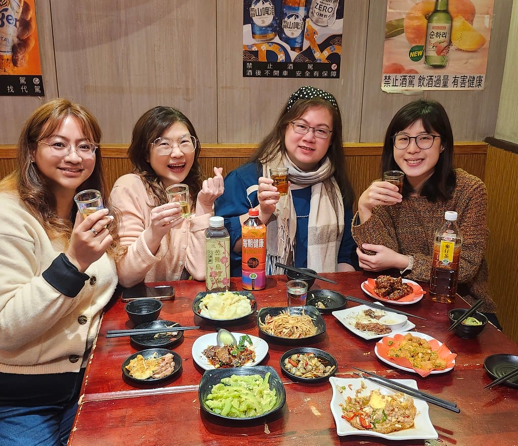 忠孝敦化美食市民大道熱炒-完鍋子熱炒,中式復古紅燈籠裝潢,宵 忠孝敦化美食市民大道熱炒-完鍋子熱炒,中式復古紅燈籠裝潢,宵